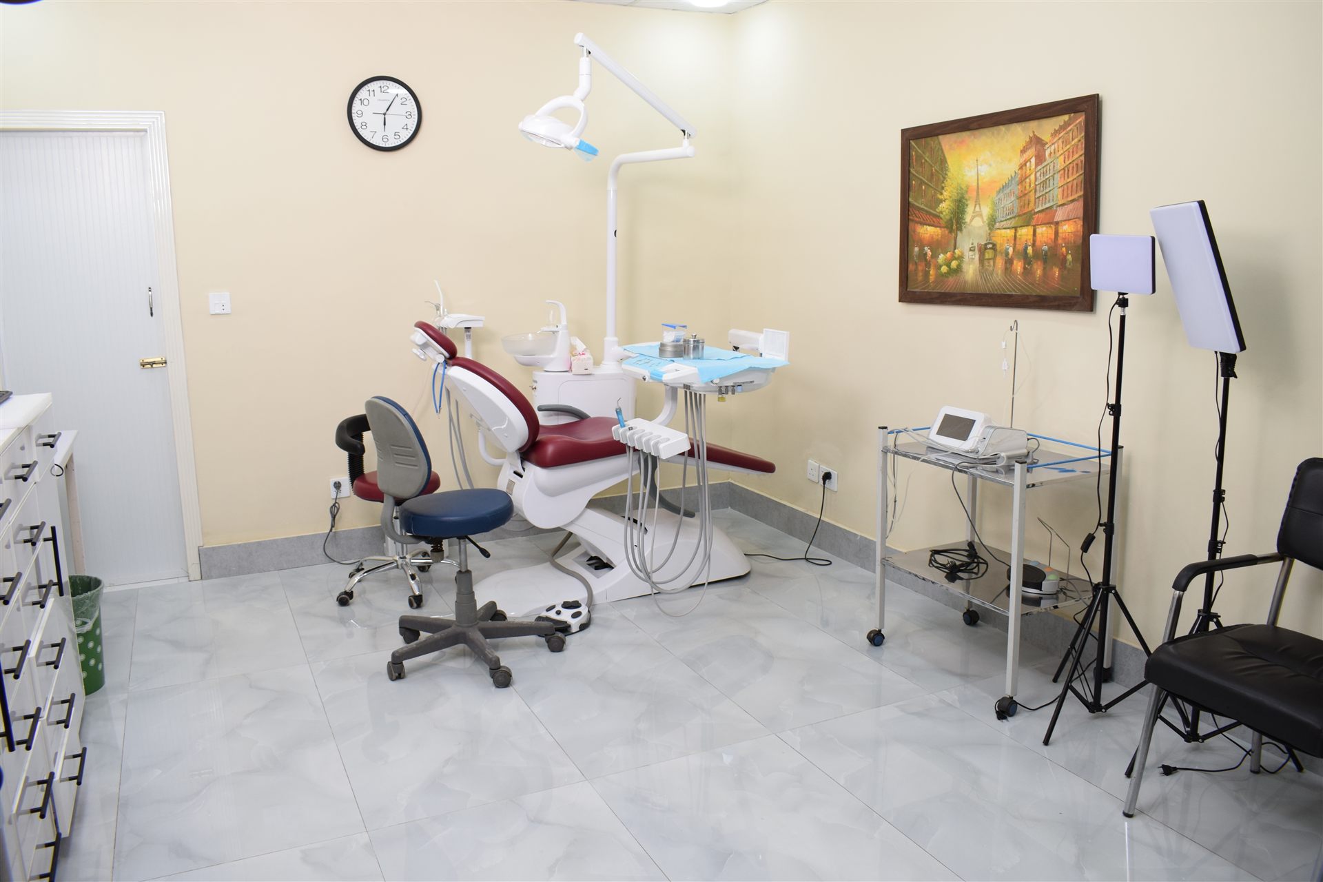 Treatment room at Dr. Afzal Khan Dental and Implant Clinic